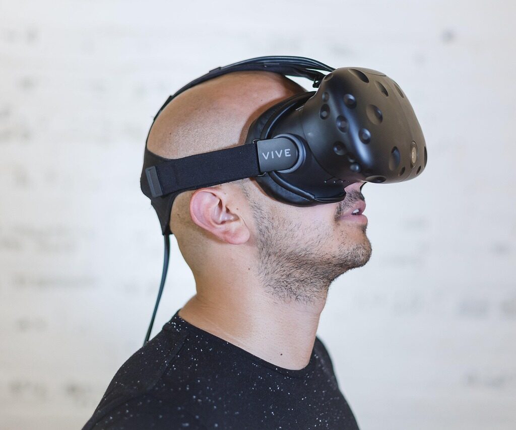 Człowiek w goglach VR.