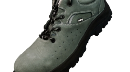 Zamszowe, obuwie robocze pokazany od strony zewnętrznej stopy. Obuwie jest zasznurowane. Zamsz jest koloru szaro zielono. Guma obuwia jest czarna- anty poślizogowa