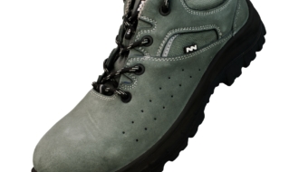 Zamszowe, obuwie robocze pokazany od strony zewnętrznej stopy. Obuwie jest zasznurowane. Zamsz jest koloru szaro zielono. Guma obuwia jest czarna- anty poślizogowa