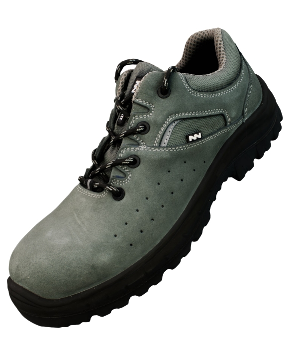 Zamszowe, obuwie robocze pokazany od strony zewnętrznej stopy. Obuwie jest zasznurowane. Zamsz jest koloru szaro zielono. Guma obuwia jest czarna- anty poślizogowa