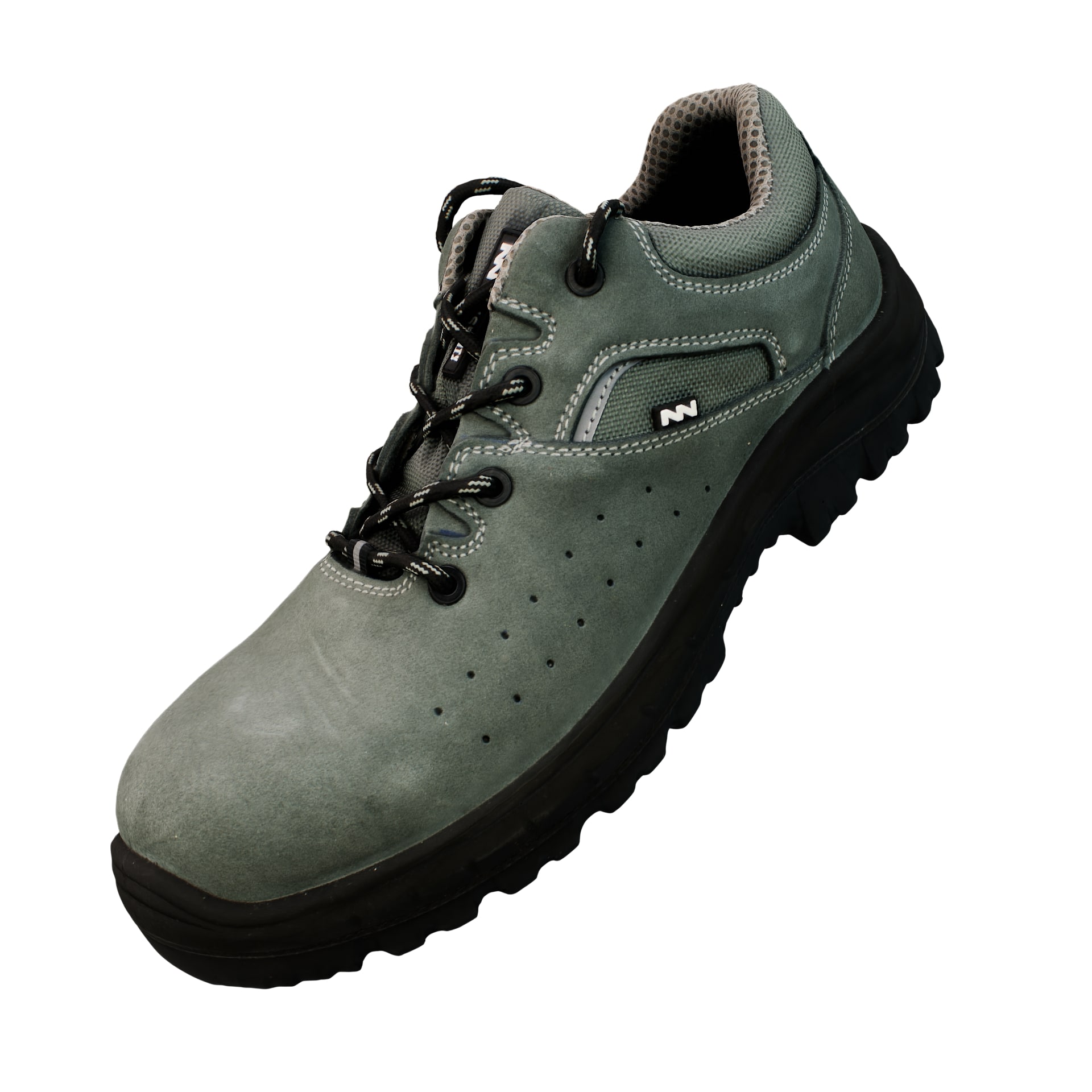 Zamszowe, obuwie robocze pokazany od strony zewnętrznej stopy. Obuwie jest zasznurowane. Zamsz jest koloru szaro zielono. Guma obuwia jest czarna- anty poślizogowa